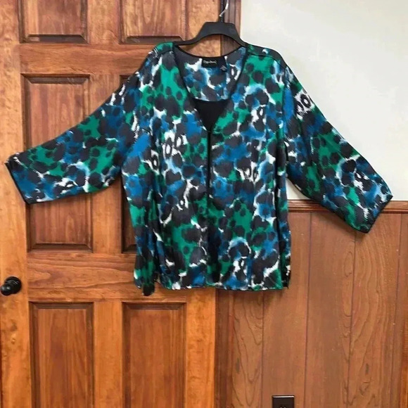 Maggie Barnes Tops - Maggie Barnes W/Black Shell Front Patterned W/Green Black White Teal Design 3X